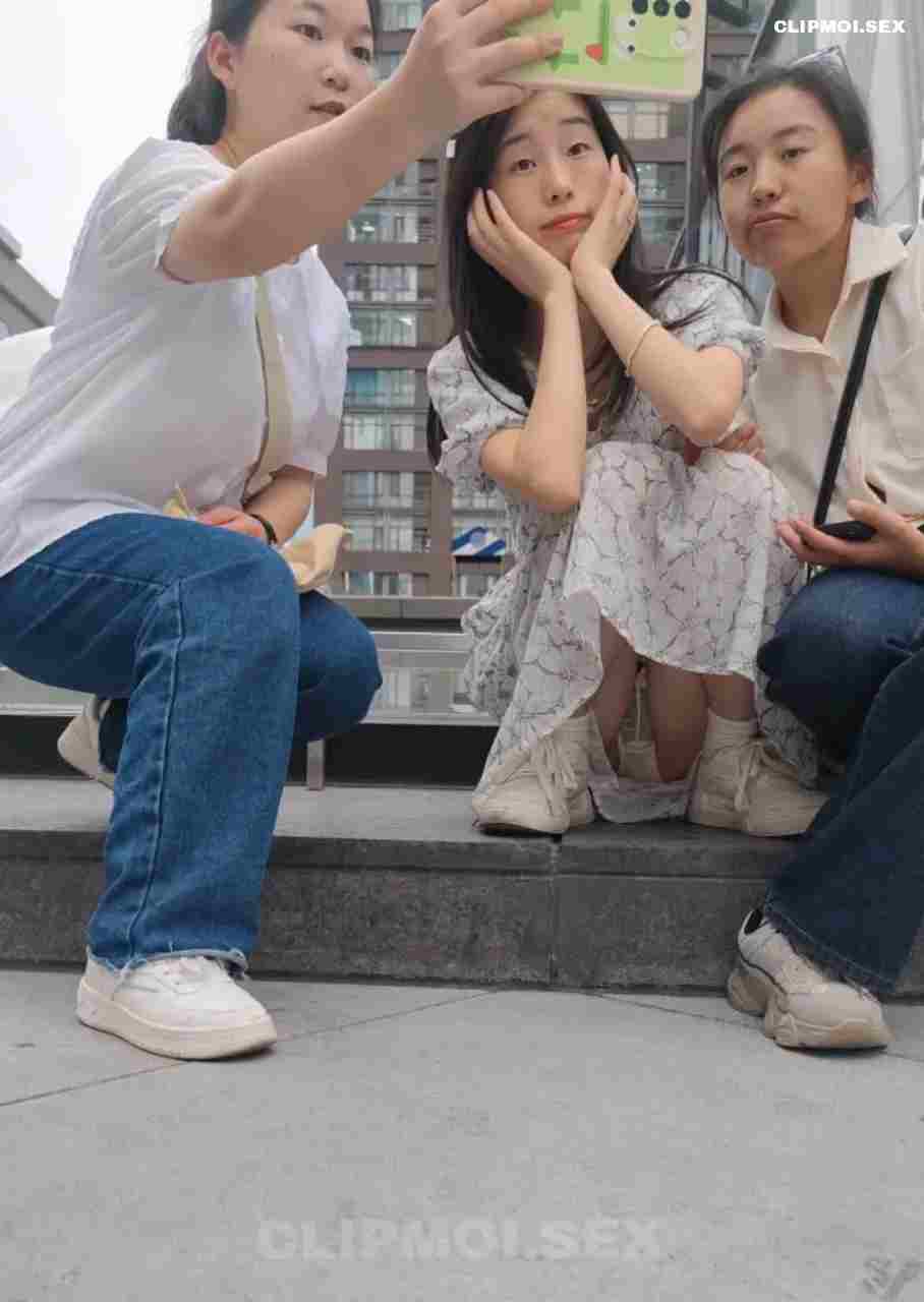 Quay lén em gái đang chụp hình