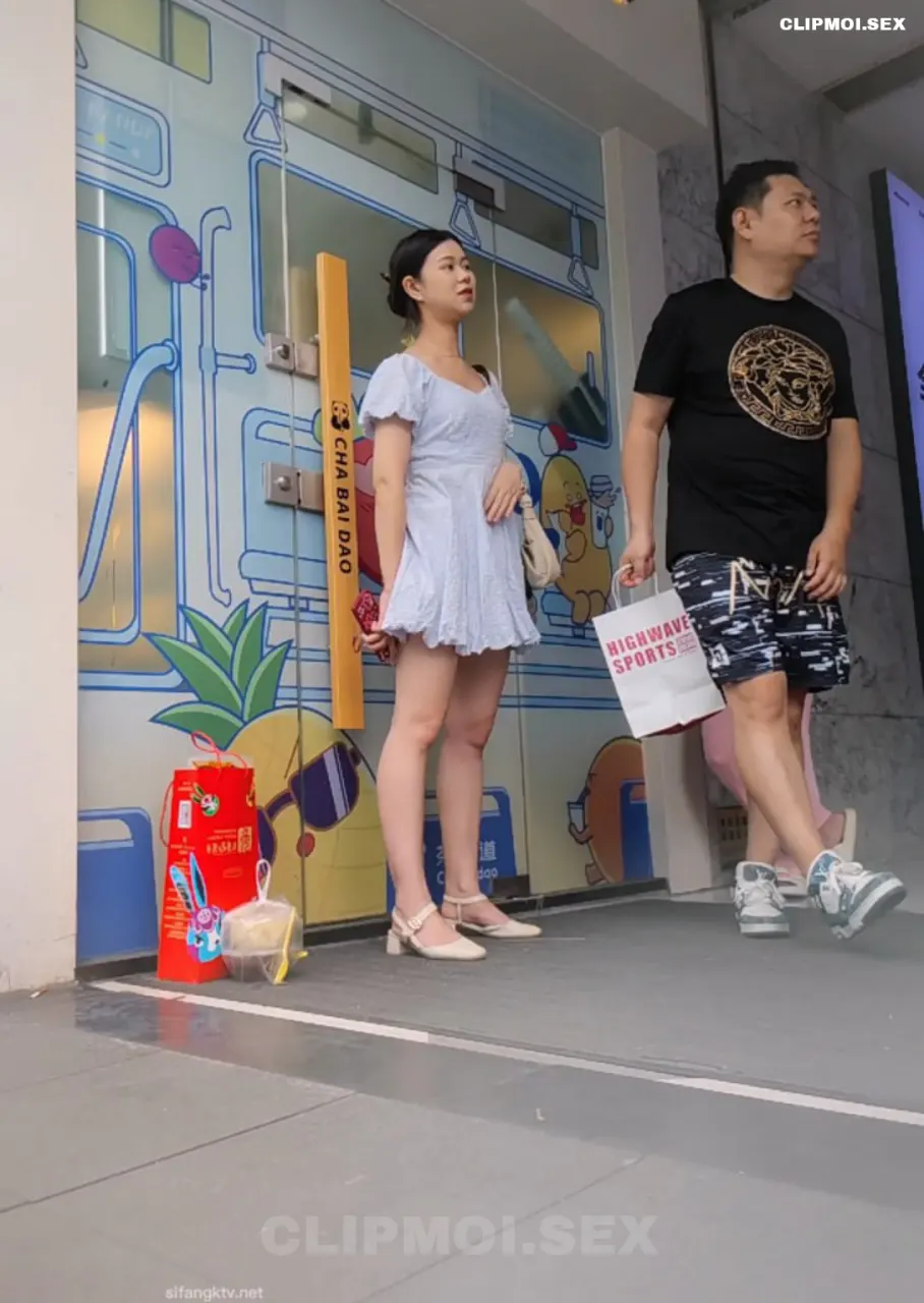 Cô gái áo xanh với quần lót màu trắng