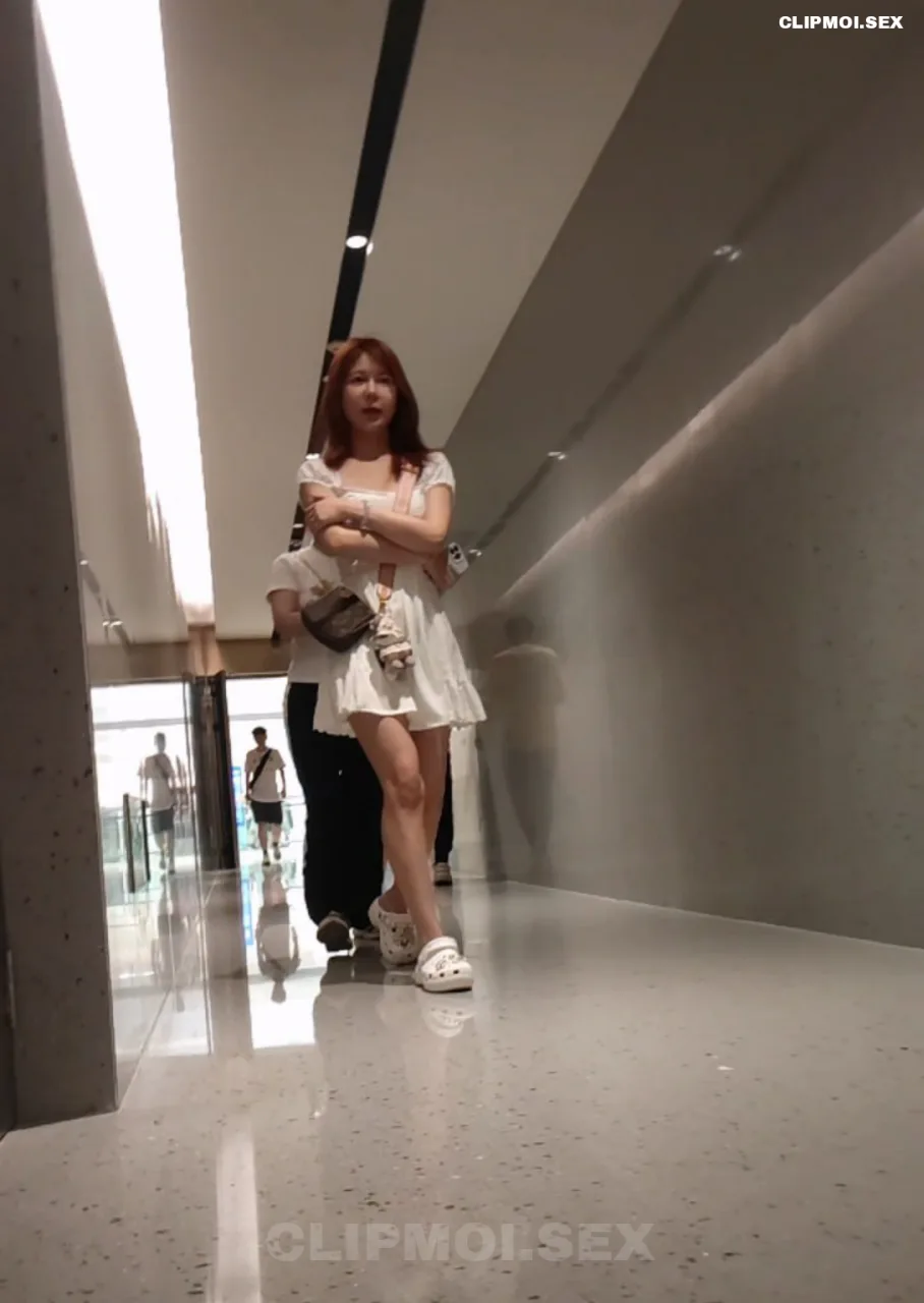 Cô gái trên thang cuốn với quần lót màu xanh