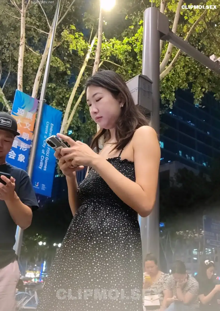 Em gái váy đen chấm bi xinh đẹp