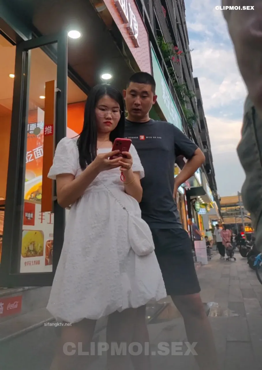 Quay lén em gái ở quầy nước ép