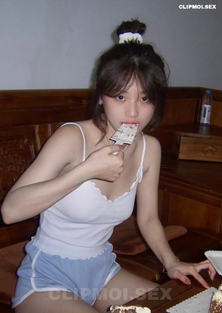 Em ăn bánh xong rồi tới món chính nhé