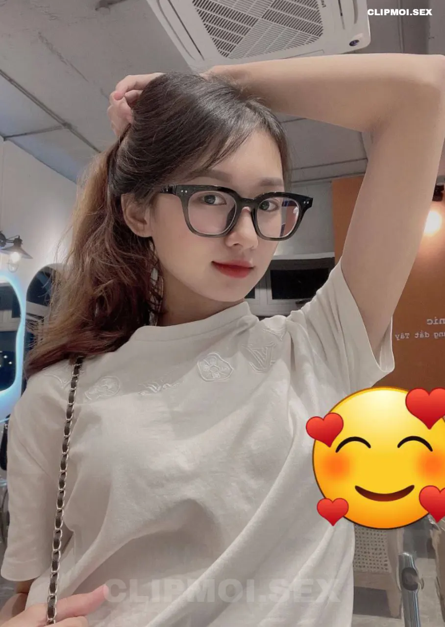 Mấy em đeo kính thường rất dâm