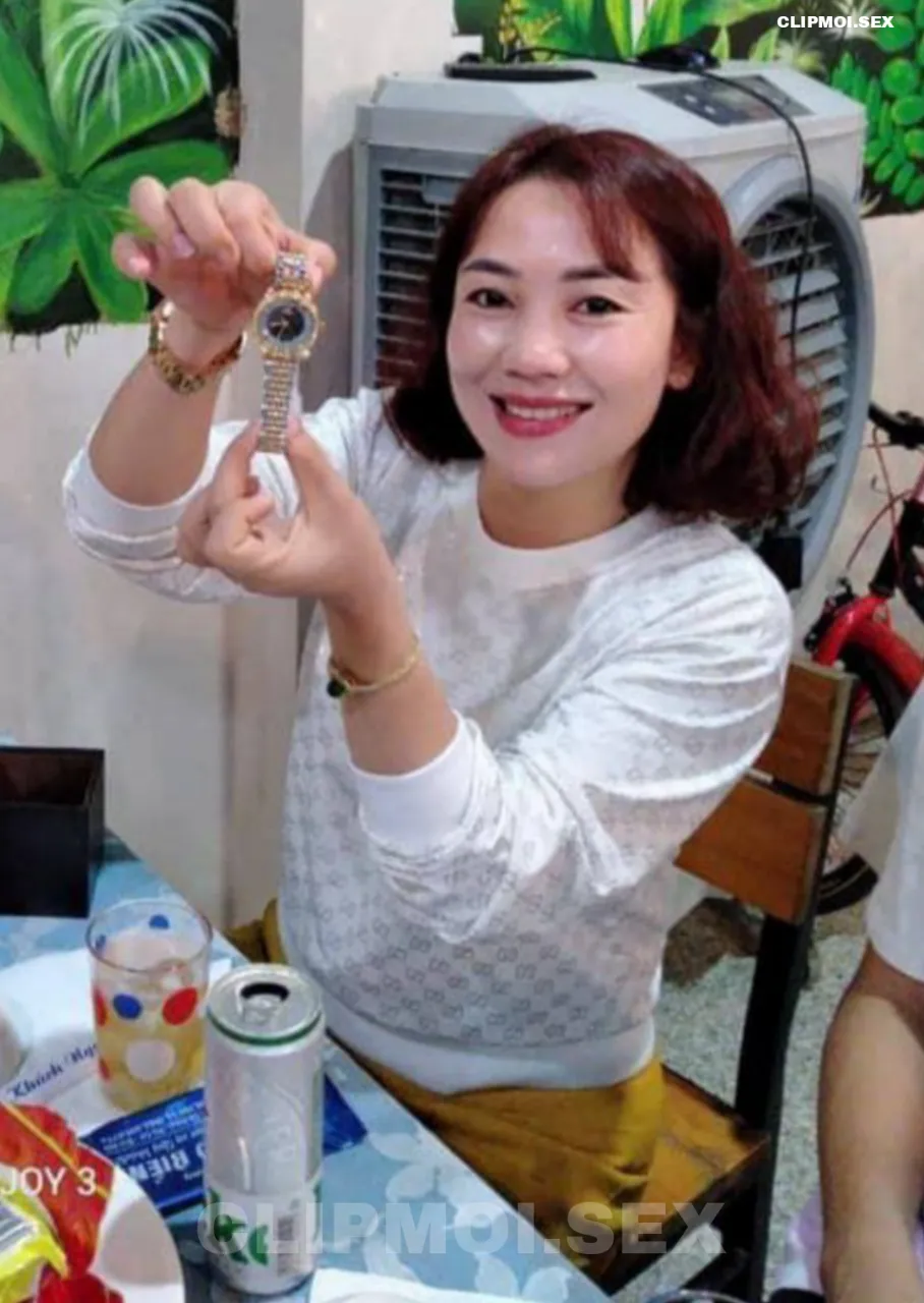 Mặt cô hơi già nhưng dáng thì vẫn nuột