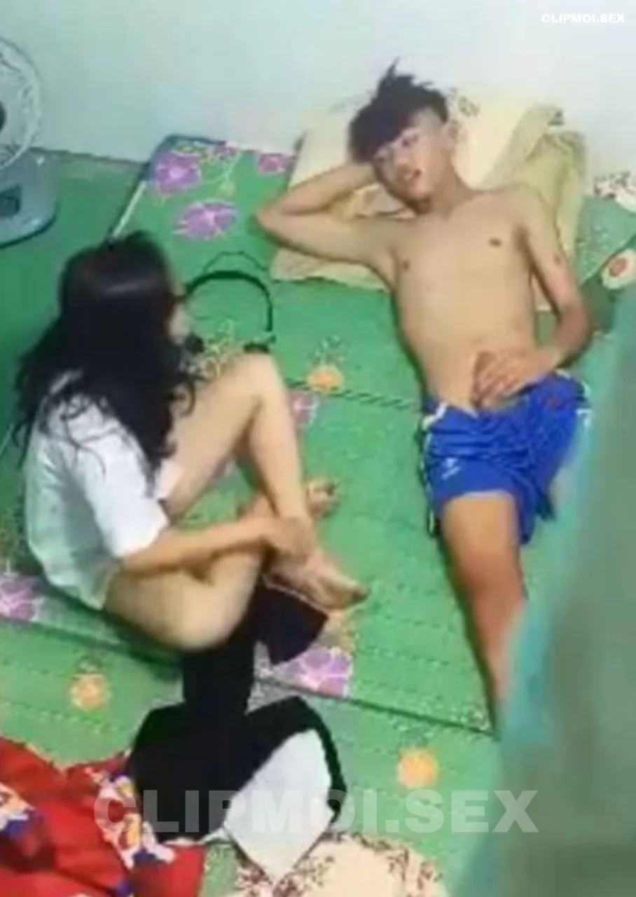 Quay lén 2 em cấp 3 dẫn nhau về nhà chim chuột