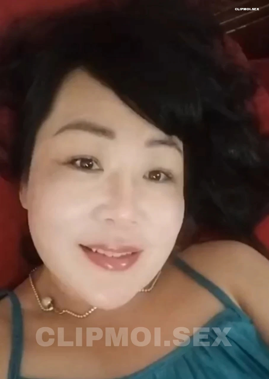 Cô hàng xóm dâm đãng