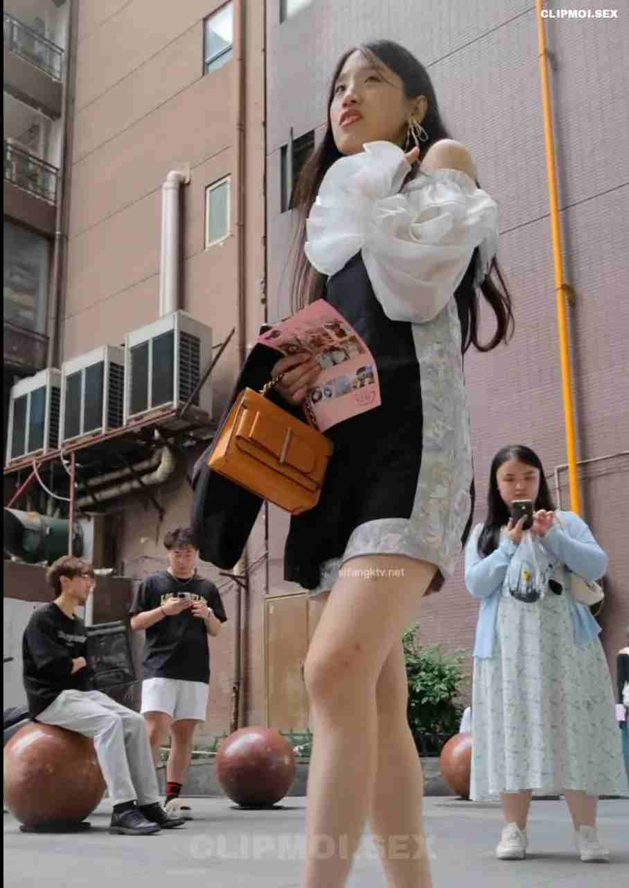 Quay lén hot girl đang đi mua sắm