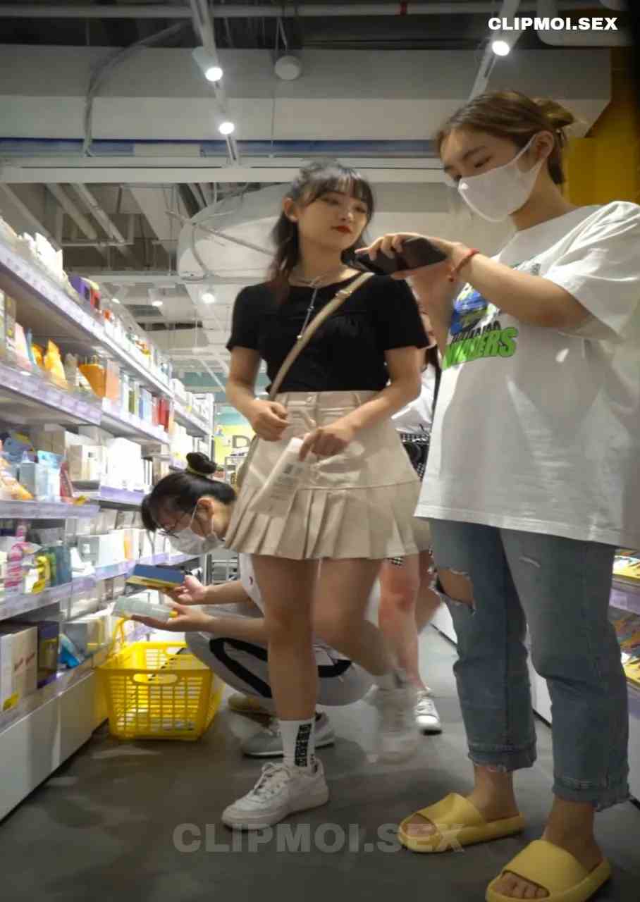 Sinh viên đại học đi mua sắm