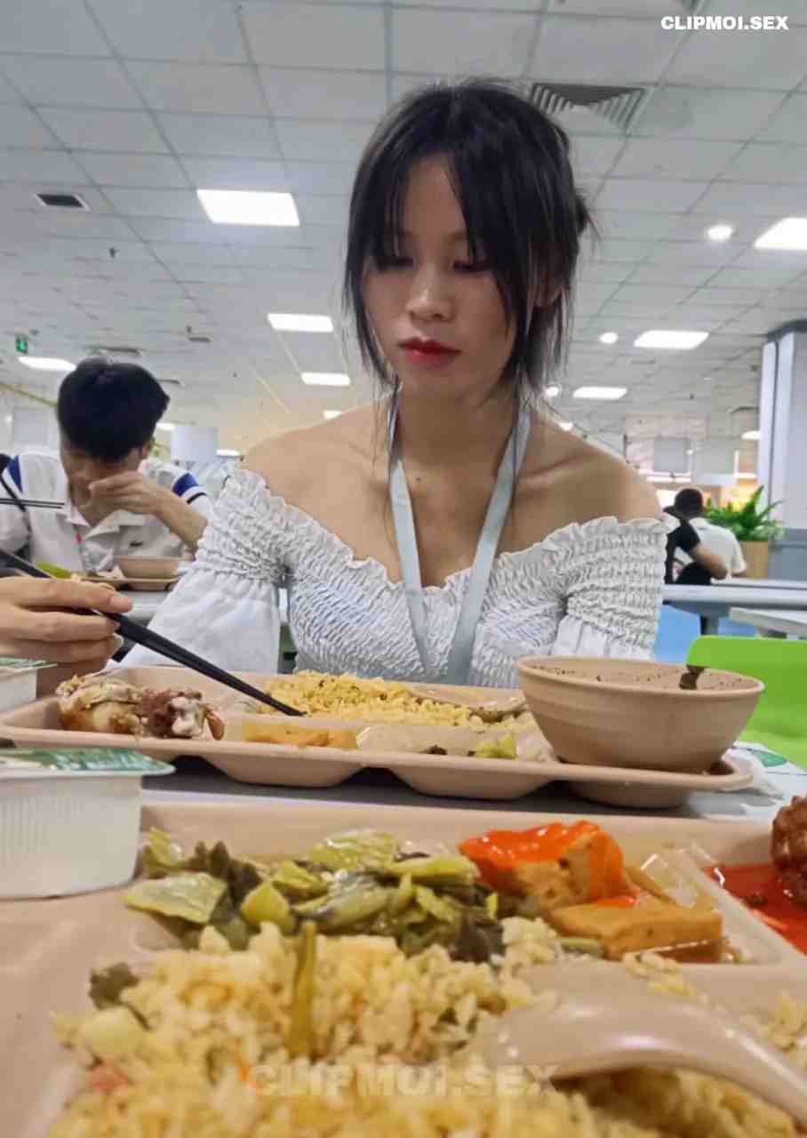 Em gái đi làm công ty bị anh quản lý gạ địt
